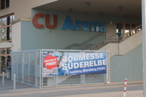 Bild von der CU Arena mit Banner zur Jobmesse Süderelbe