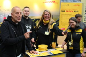 Bild von Schirmherr Lotto King Karl mit Aussteller DHL