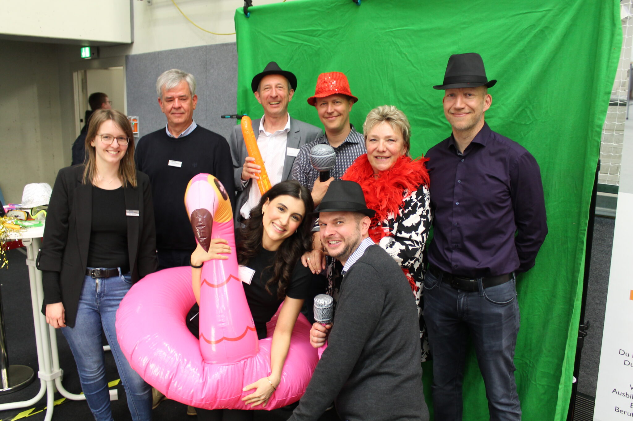 Gruppenbild von Ausstellern vor Greenscreen
