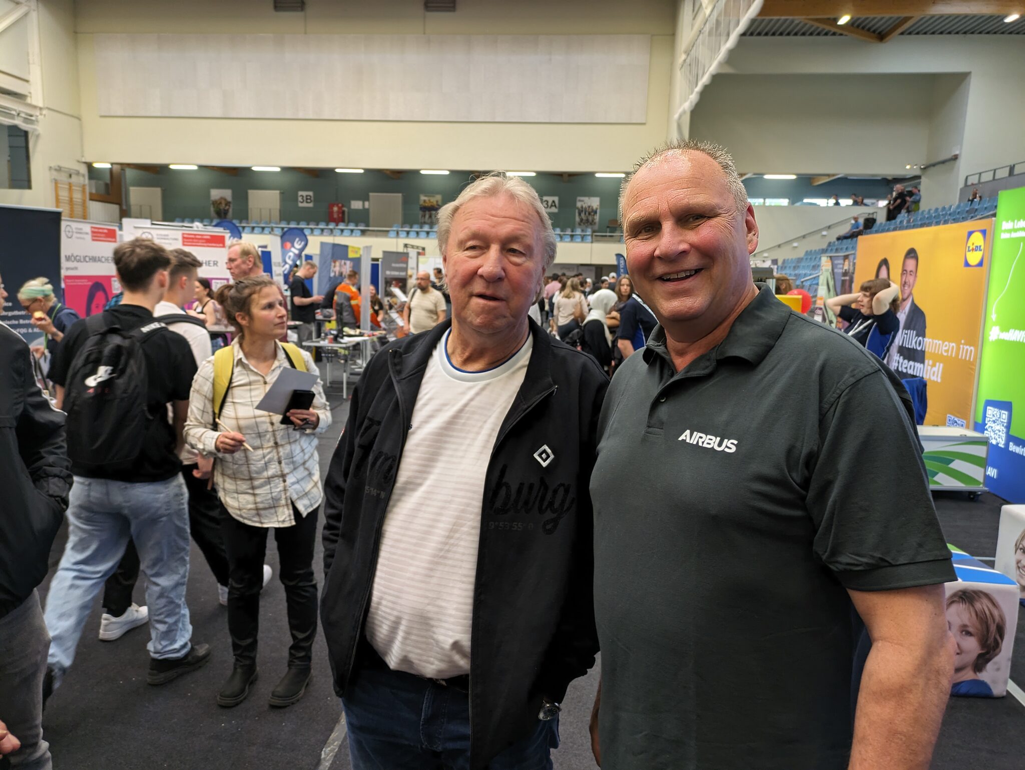 Bild vom Schirmherr Horst Hrubesch mit einem Aussteller von Airbus