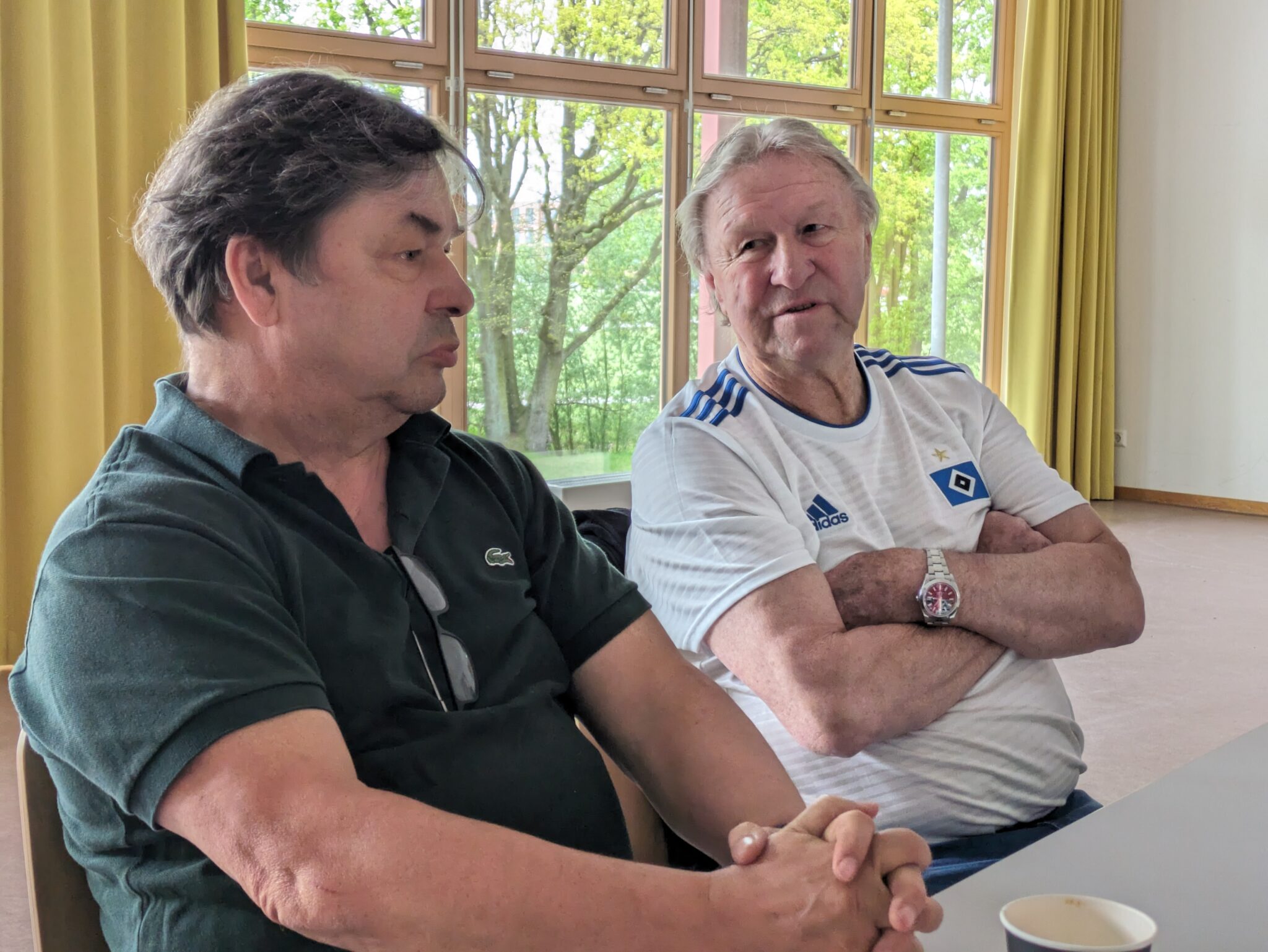 Bild von Schirmherr Horst Hrubesch im Gespräch beim Kaffee trinken