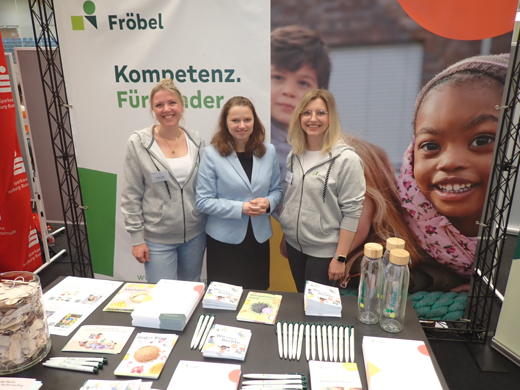 Bild von den Aussteller der Firma Fröbel mit der Senatorin Dr. Melanie Leonhard